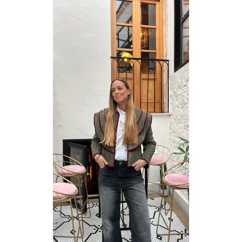 Chaqueta triple volante