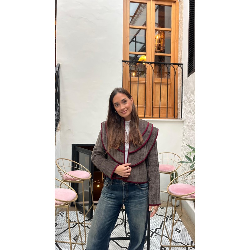 Chaqueta triple volante